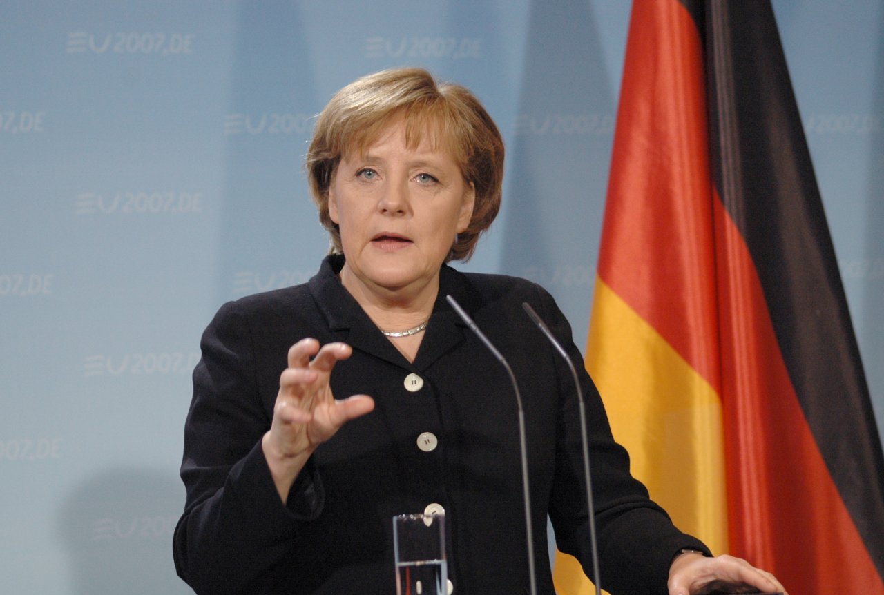 Combien d'attaques à l'encontre de migrants (personnes et bâtiments) ont été commises en Allemagne durant l'année 2016 ?