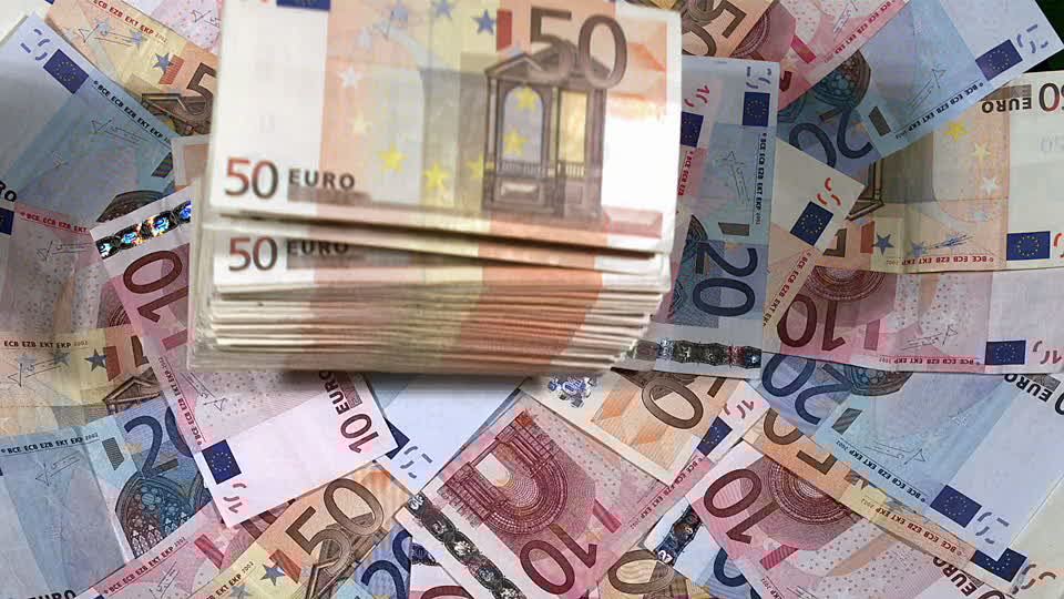 L'aide qui est pour l'instant appliquée par les États face à la crise financière et économique liée au Covid-19 est...