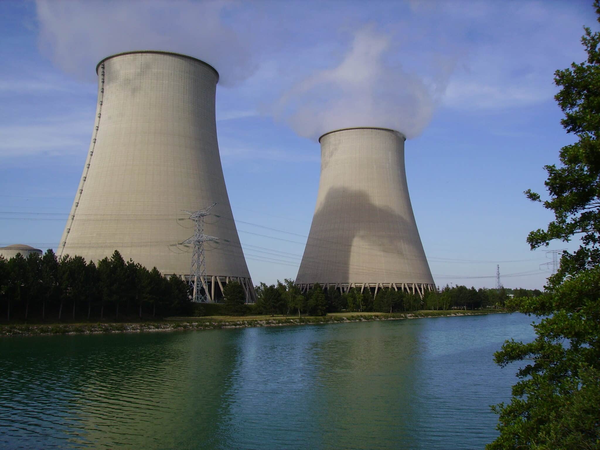 Quel pays projette la construction de centrales nucléaires dans les eaux les plus contestées du monde ?