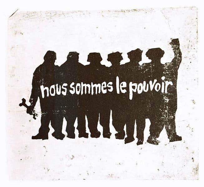 Quel pays vient d'adopter un projet constitutionnel renforçant les pouvoirs de son président ?