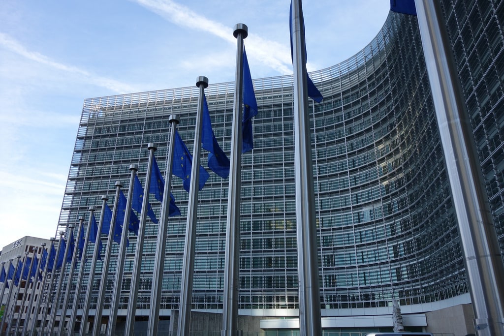 Qui a annoncé officiellement le retrait de sa candidature au poste de président de la Commission européenne en 2019 ?