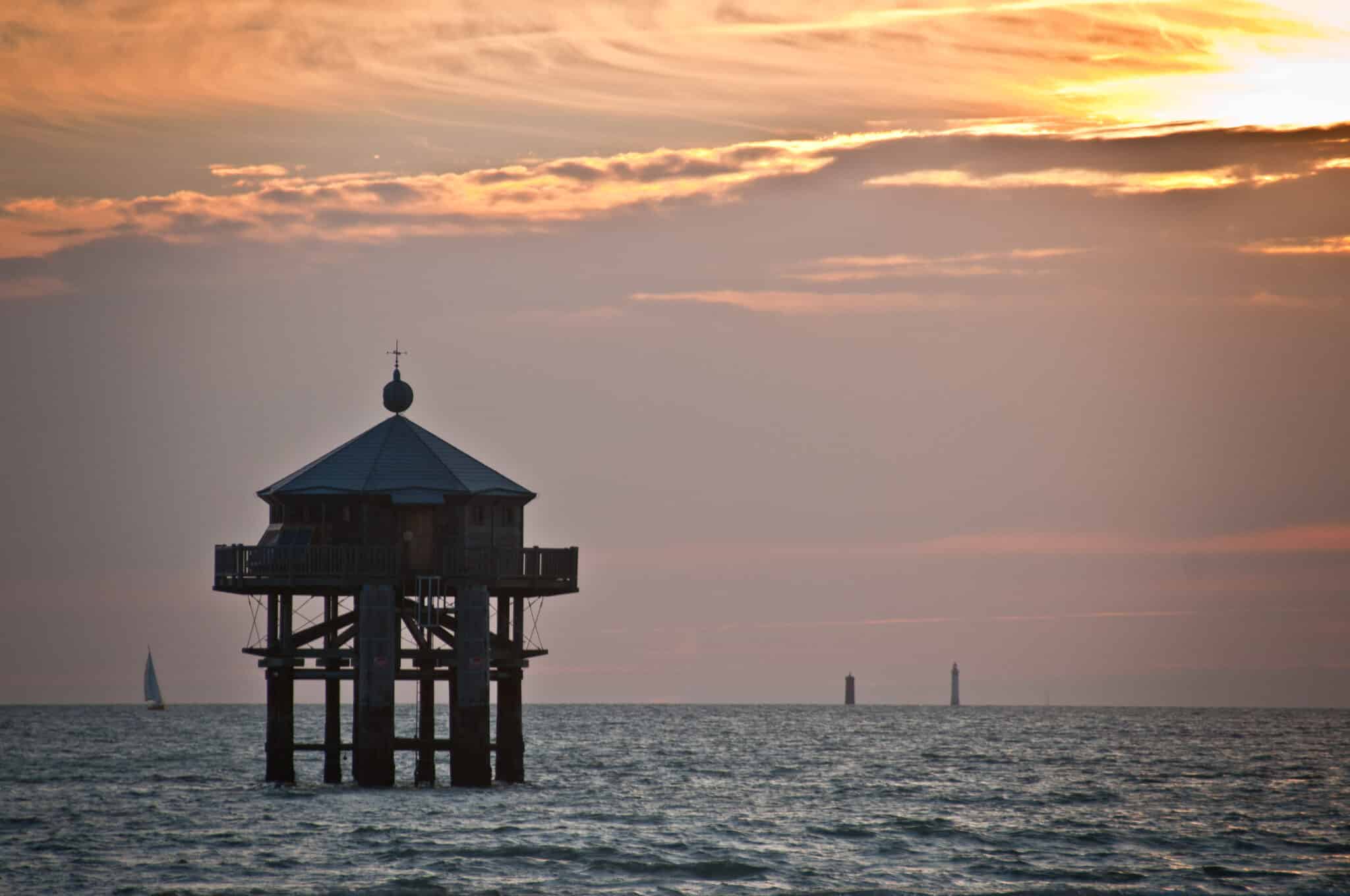 Le Phare du bout du monde à la plage des Minimes est une réplique d'un phare situé dans quelle partie du globe ?