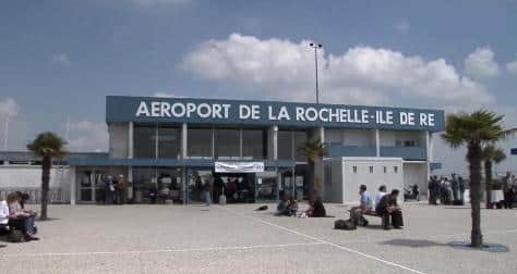 Quelle est la ville la plus desservie parmi les 13 destinations françaises et européennes possibles au départ de l'aéroport de La Rochelle ?