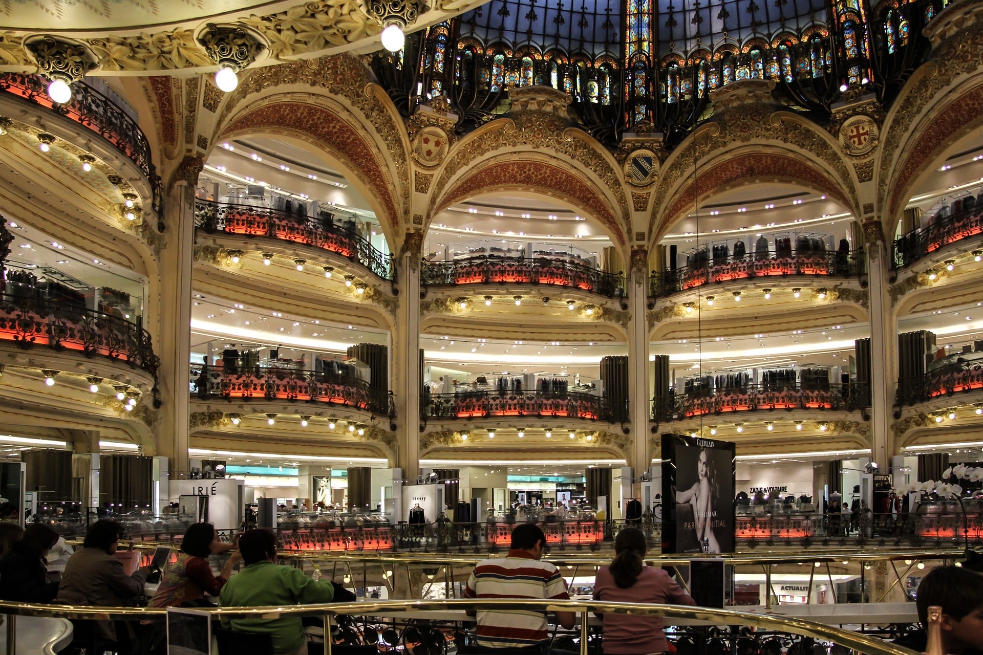 Quel grand magasin parisien a été ouvert en premier ?