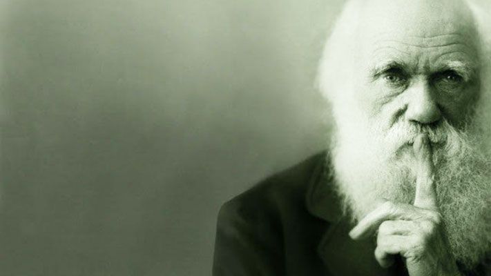A quelle théorie scientifique associe-t-on Darwin ?