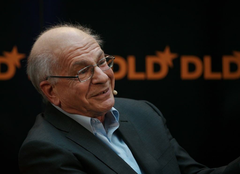 Kahneman et Tversky sont deux économistes connus surtout pour leurs travaux sur :