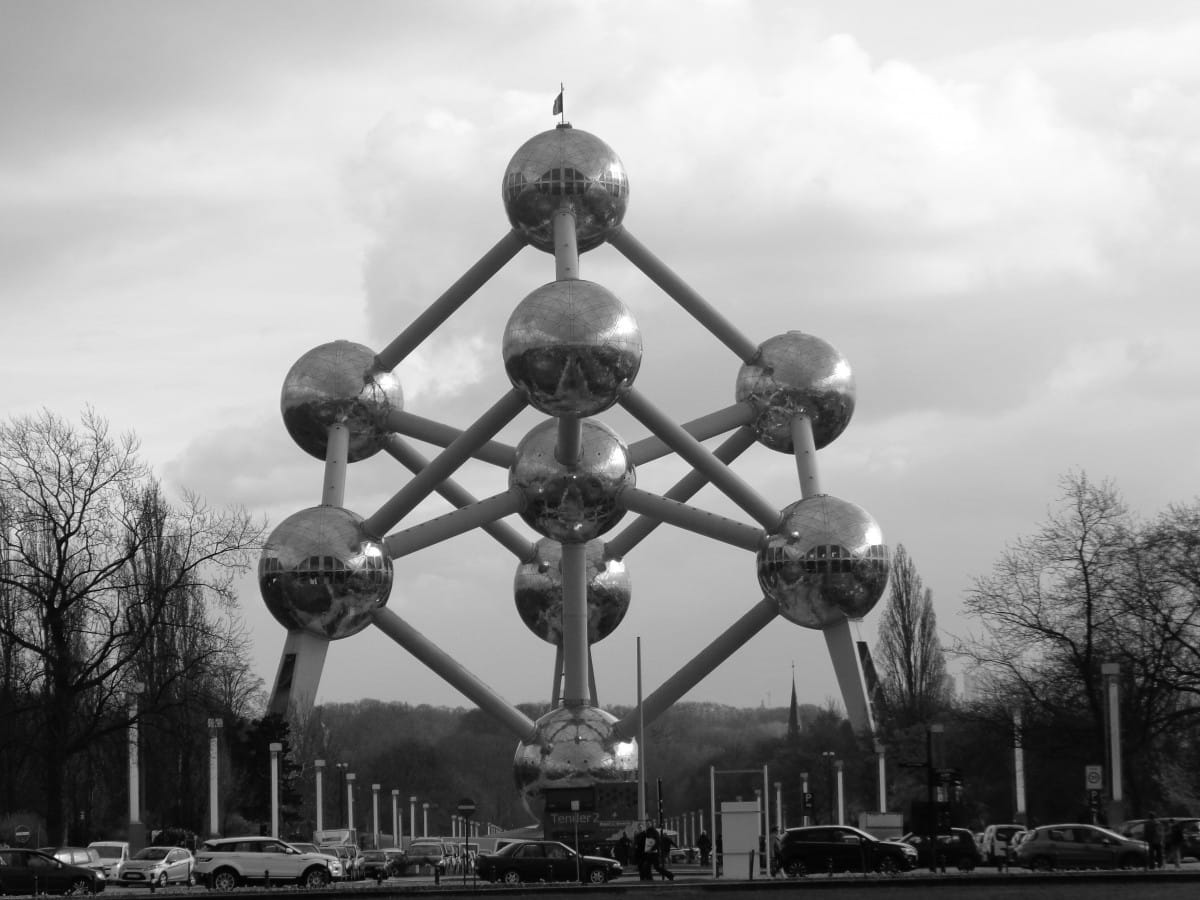Pour son équipement militaire la Belgique, a signé un contrat avec la France et un contrat avec...