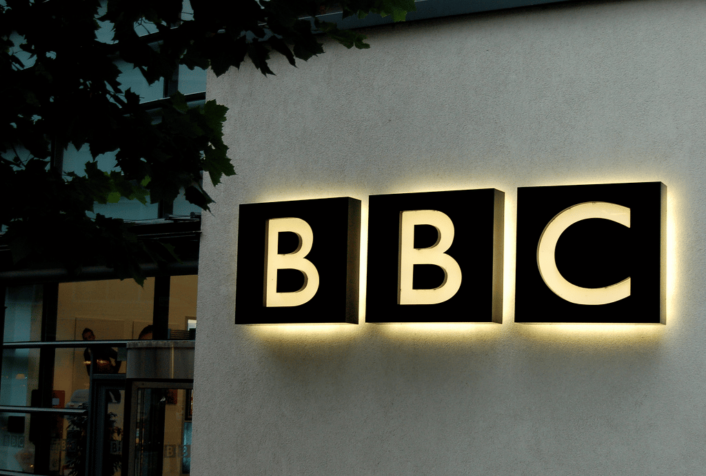 Dans quelle ville la BBC envisage-t-elle d'installer d'importants bureaux suite au Brexit ?