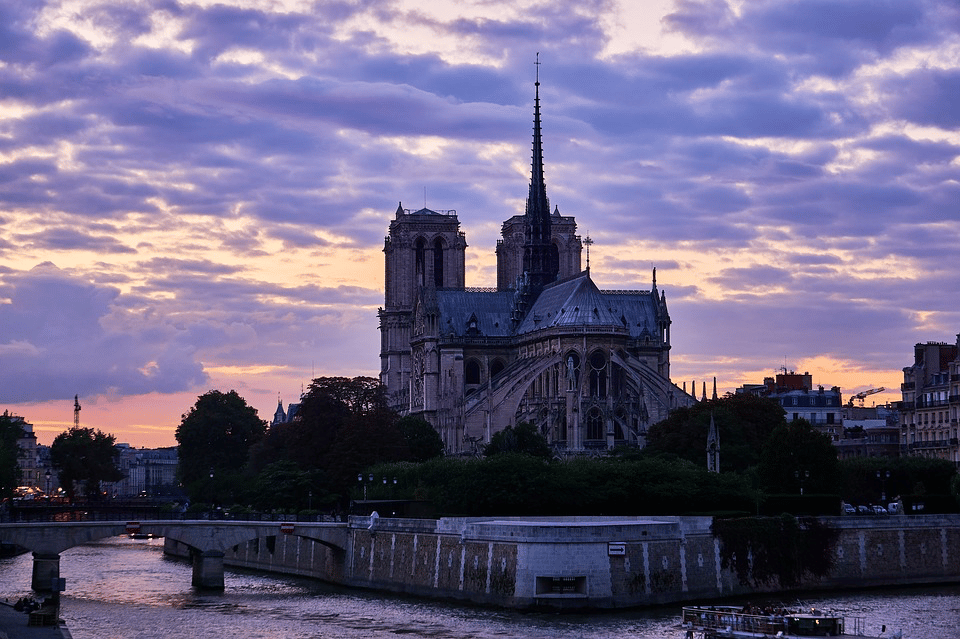 Pour tenir le délai de reconstruction de Notre-Dame...