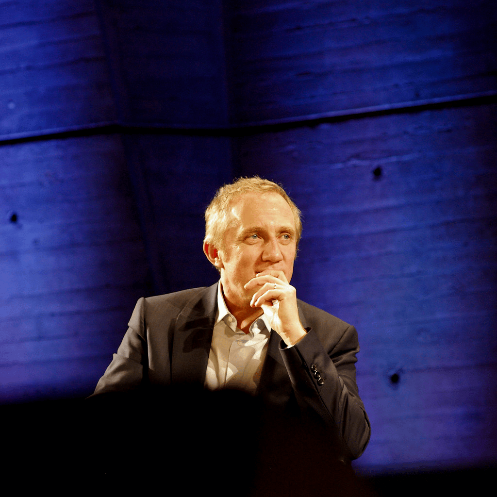 Emmanuel Macron a demandé à Pinault de promouvoir...