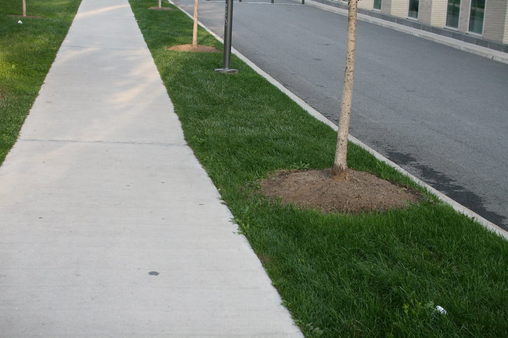 Même question avec « le trottoir » : sais-tu le traduire dans les deux anglais ?