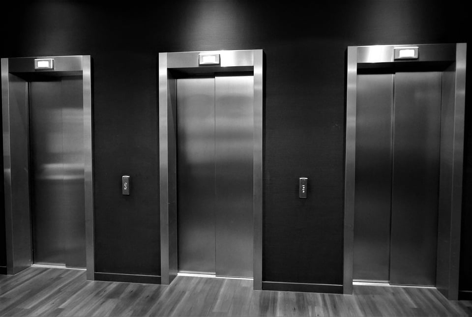 Donne les deux traductions d'un « ascenseur ».