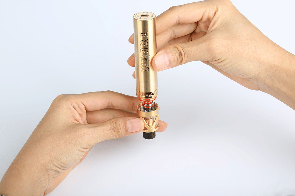 Quel pays a décidé d'interdire les cigarettes électroniques ? 
