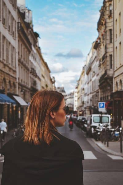 Je vois cette fille de l'autre côté de la rue.