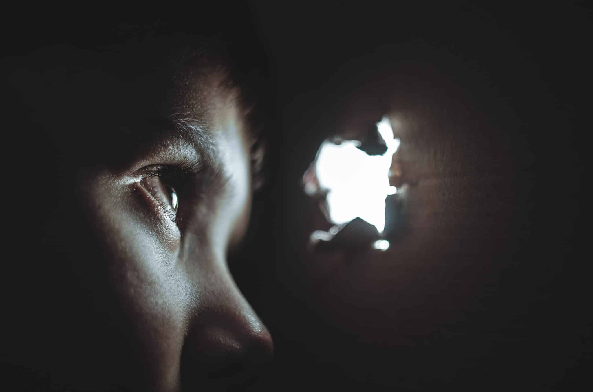 Regarde celui-ci, devant toi.