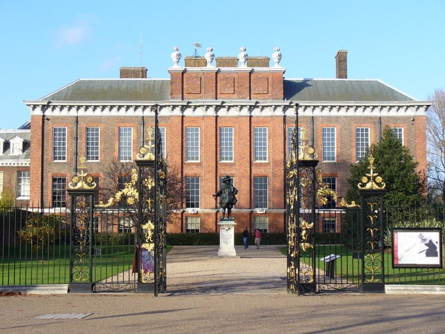 En l’honneur de quelle personnalité britannique une statue vient d’être érigée au palais de Kensington à Londres ?