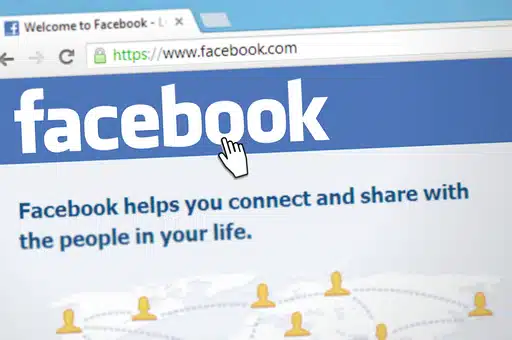 Comment s’appelle la lanceuse d’alerte témoignant contre Facebook ? 