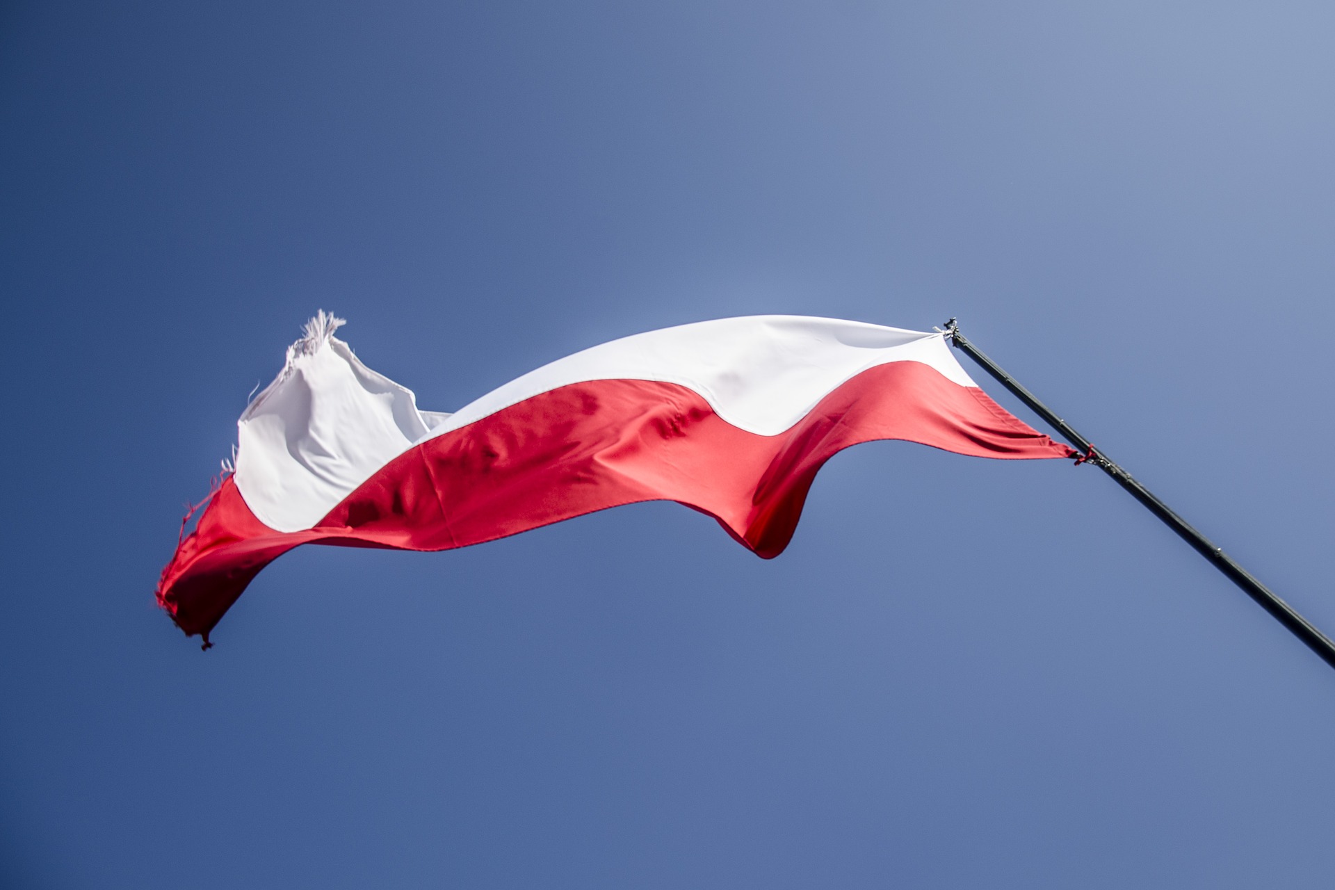 Quel pays remet actuellement en cause le droit européen et son application sur son territoire ? 