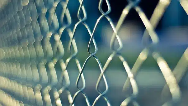 Quel pays a décidé de construire un mur pour lutter contre l'arrivée massive de migrants sur son territoire ? 