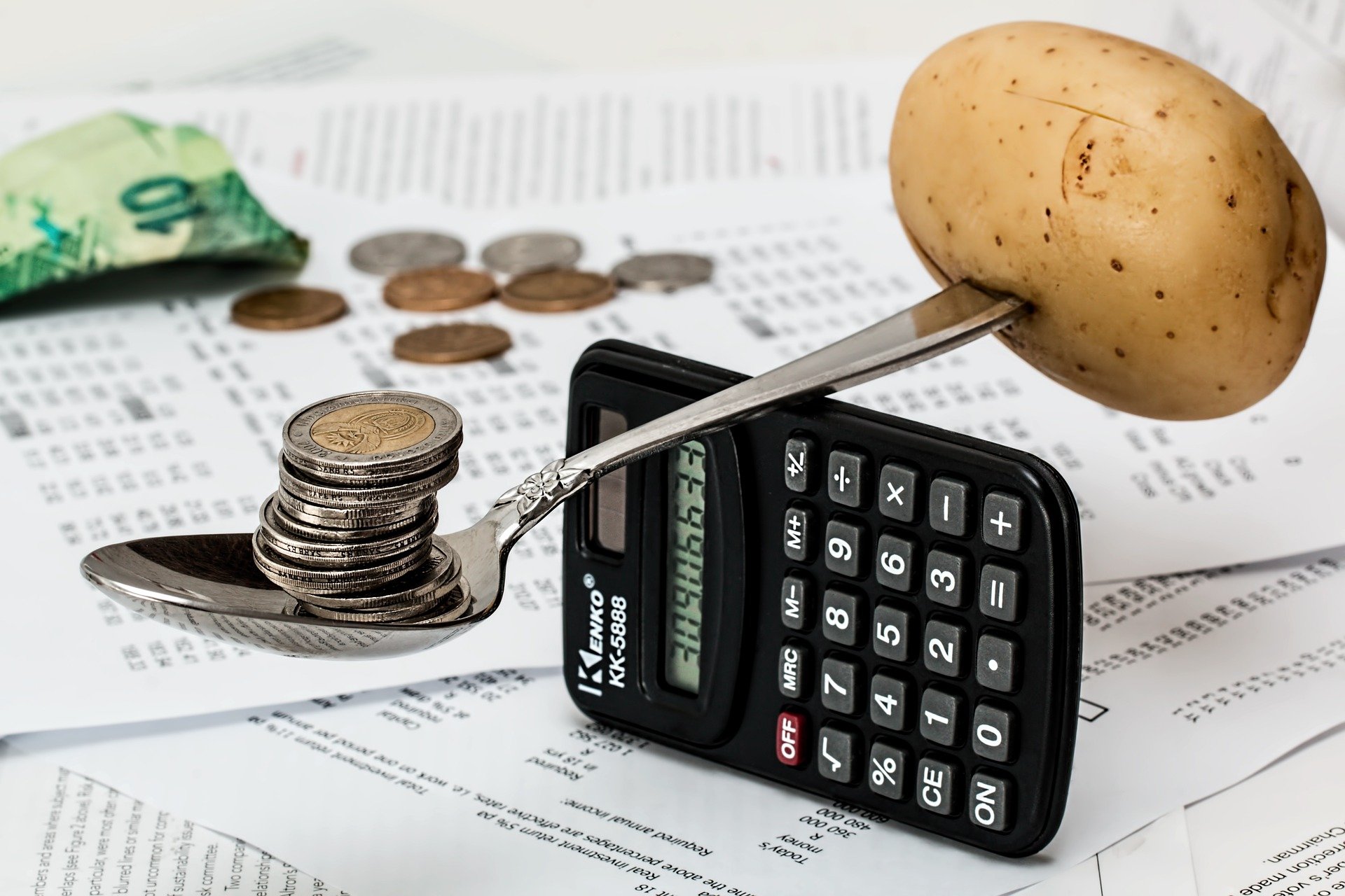 Selon les économistes néoclassiques, quel est le sens de la relation entre l'investissement (I) et l'épargne (S) ?