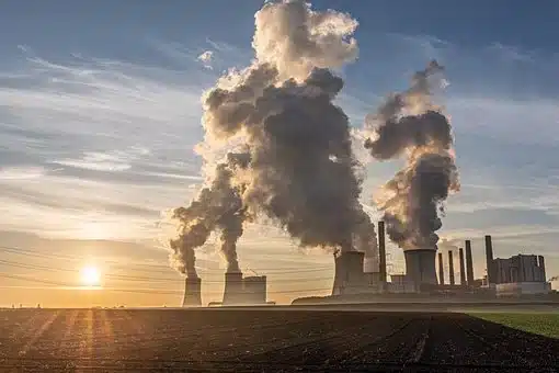 Selon le rapport du GIEC, sans politique déterminante allant à l’encontre du réchauffement climatique, de combien de degré la température moyenne pourrait augmenter en 2100 ?