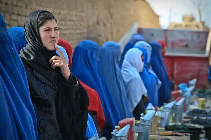 Qu’est-ce que les femmes afghanes ne peuvent plus faire suite à une décision des talibans ? 