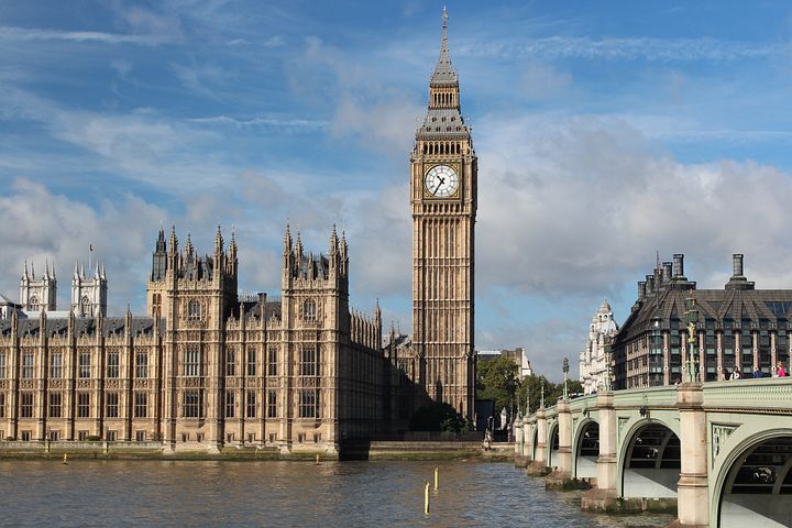 Comment s'appelle le Ministre des Finances limogé par Liz Truss avant sa propre démission ? 