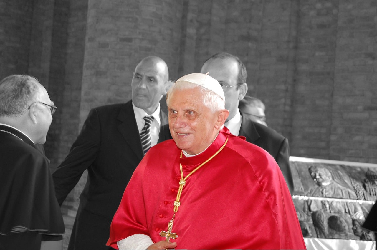 Comment se nommait le pape précédent le pape François ?