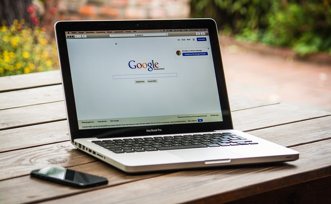 Sur le marché des moteurs de recherche, Google possède plus de ...% des parts de marché dans la plupart des pays.