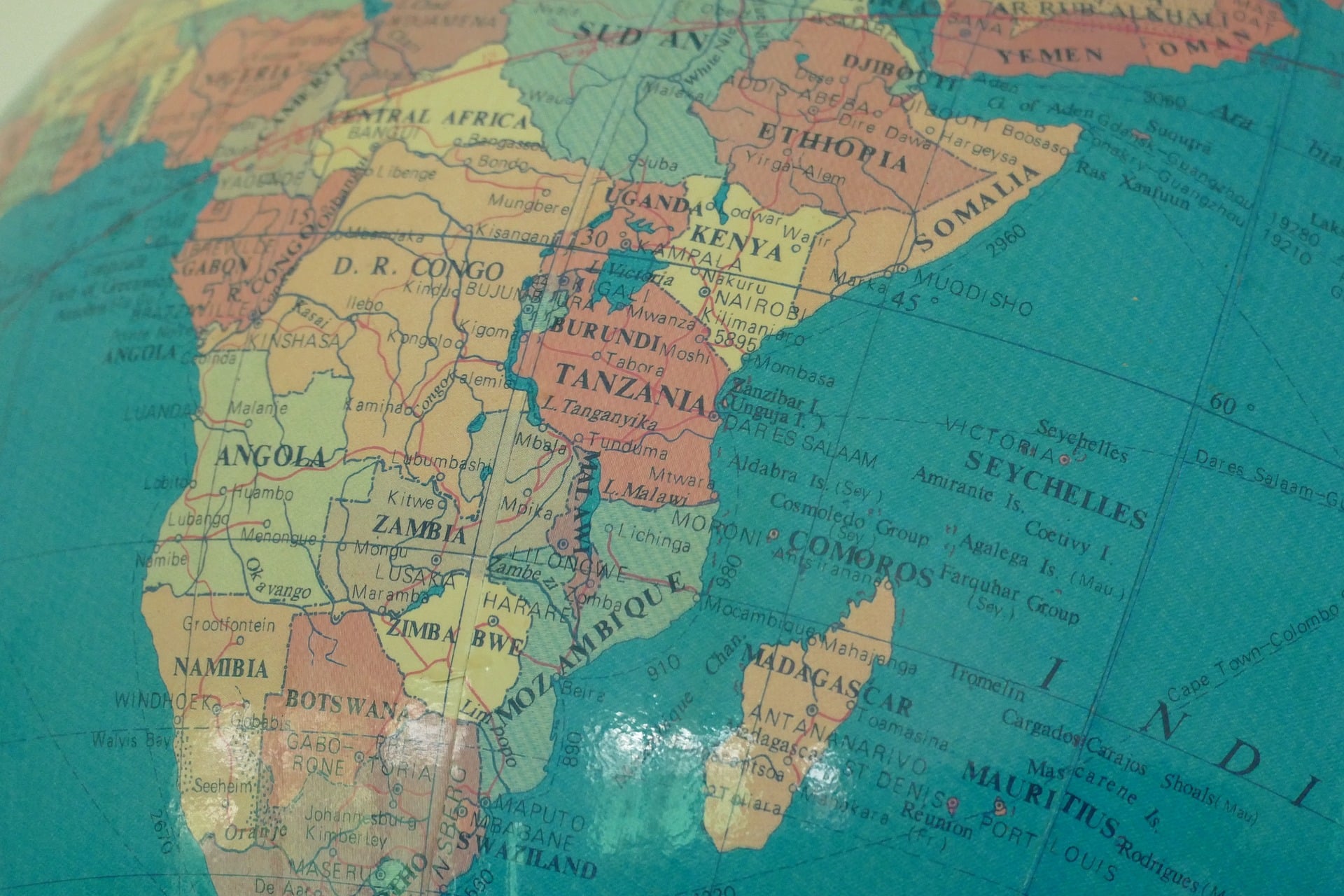 De quel pays africain les troupes françaises ont récemment été invitées à se retirer ?