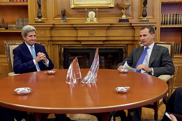 Qui a été désigné par le roi d'Espagne Felipe VI pour tenter d'être investi Premier ministre par les députés en Espagne, bien qu'il n'ait pas la majorité requise pour l'instant ?