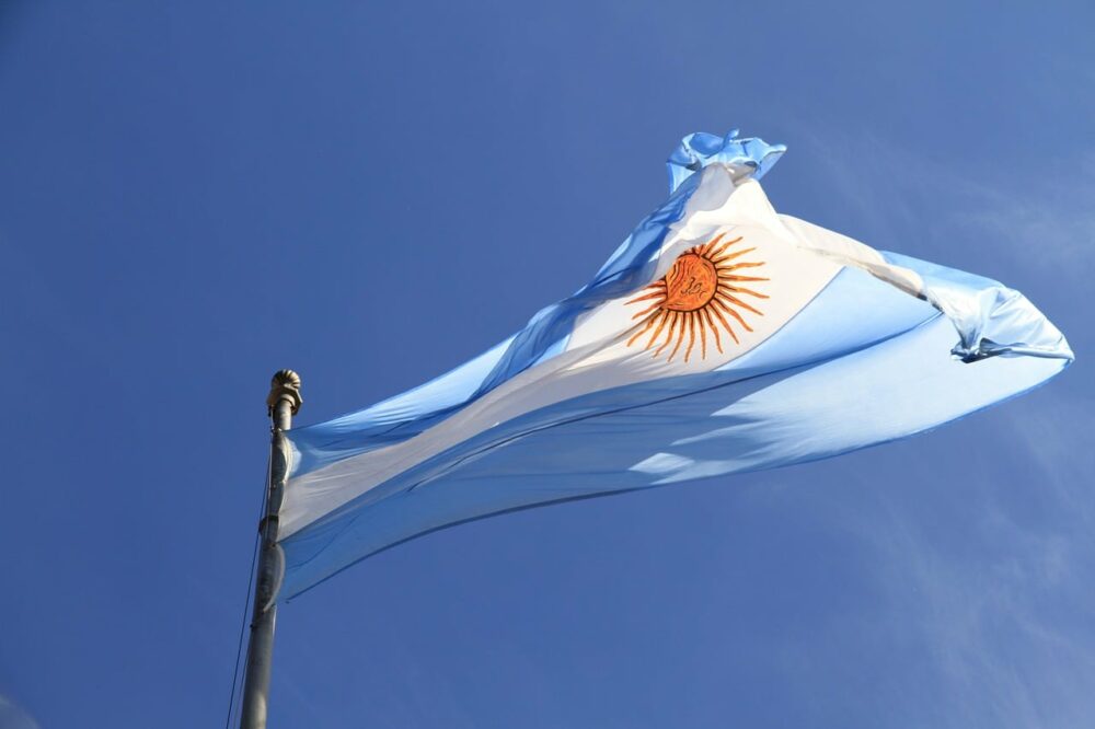 Qui est le candidat ultralibéral en Argentine qui a obtenu plus de 32 % des voix lors des primaires présidentielles ?