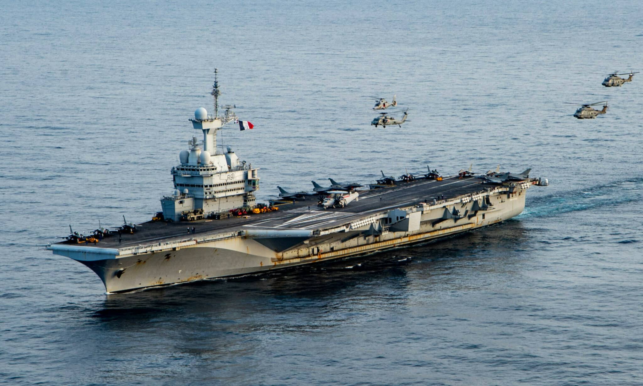 Quand la France a-t-elle de nouveau rejoint le commandement militaire intégré de l'OTAN ? 