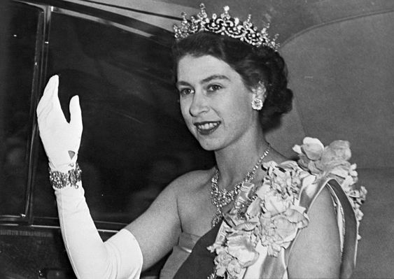 Comment se nomme la cérémonie célébrant l'anniversaire du monarque ?