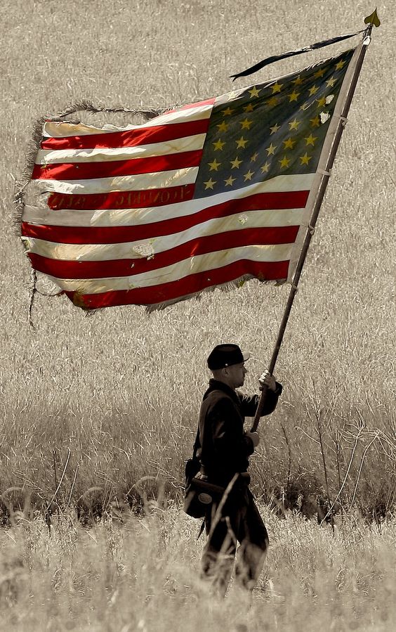 Cite les trois noms les plus couramment utilisés pour désigner le drapeau des États-Unis.