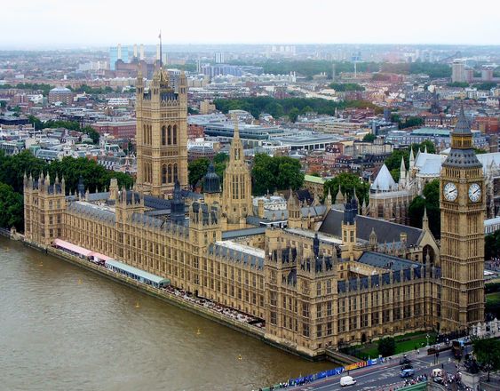 Comment appelle-t-on le groupe de l'opposition du Parlement?