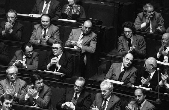 Cite les deux principaux partis politiques du Royaume-Uni.