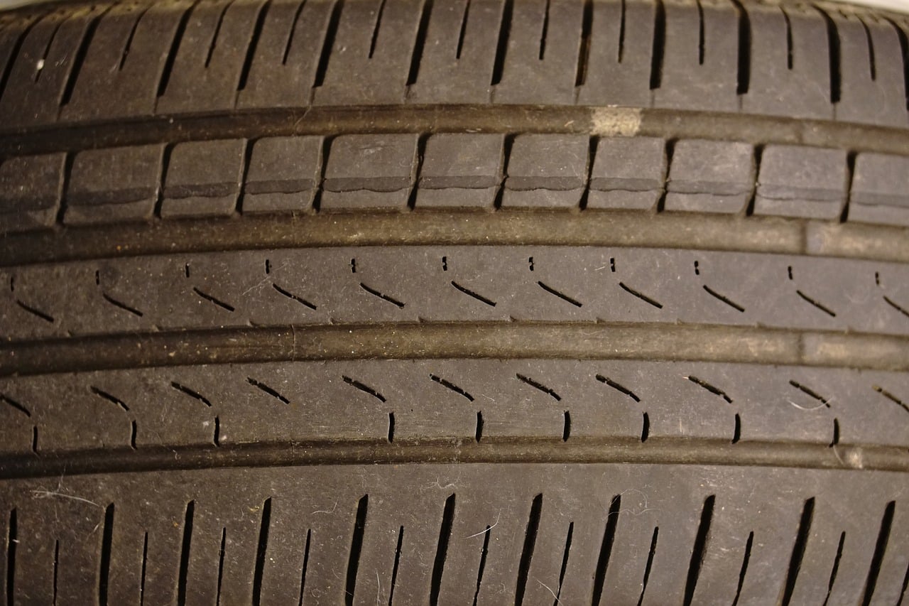 Quelle raison Michelin invoque-t-il pour justifier la fermeture de ses usines à Cholet et à Vannes ?