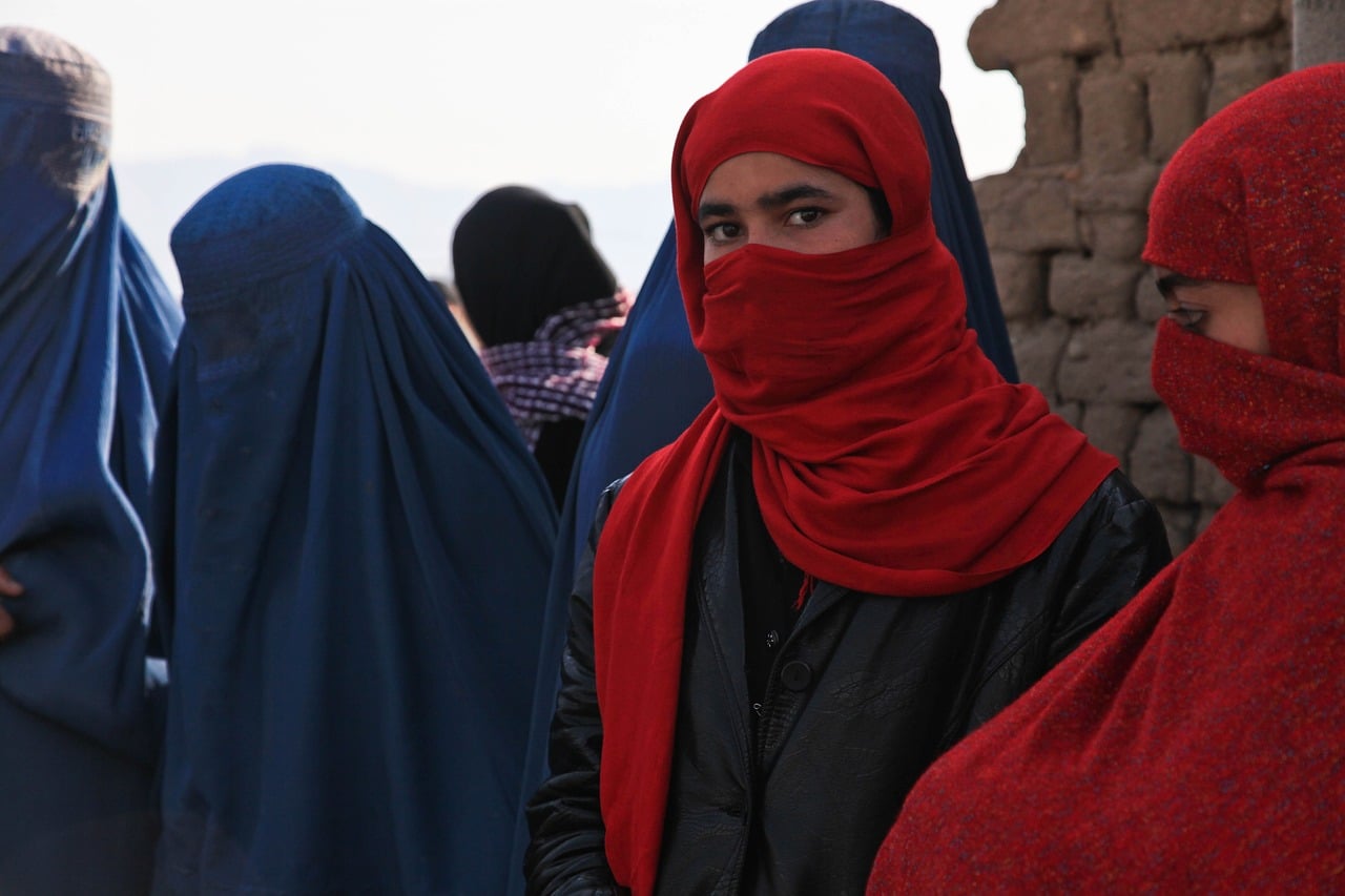 Quelle mesure récente les talibans ont-ils imposée pour contrôler davantage la vie des femmes ?
