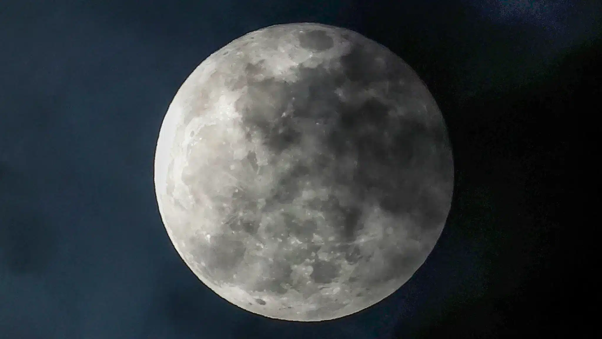 Quelle entreprise a réussi à poser son engin spatial Blue Ghost sur la Lune ?